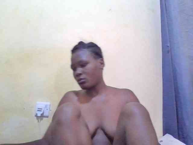 Model: ebony-vannilah