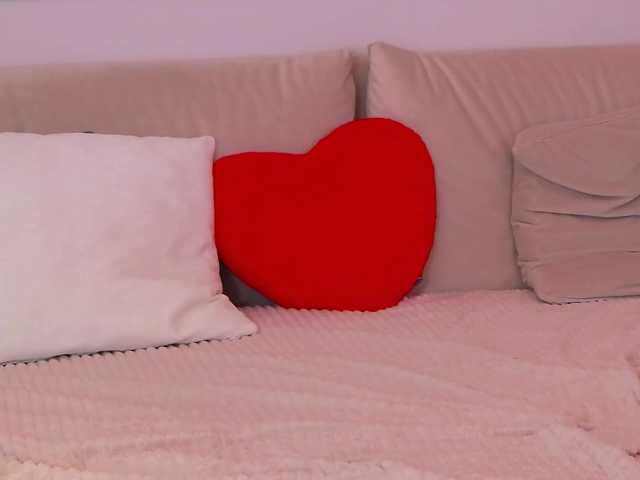 AriannaRuss Live Cam and Statistics on UnifiedCams