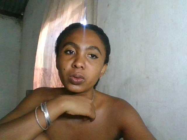 le modèle EvahMorgane est en webcam porno dans un show sur le site bongacams, il possède les tags suivants: Ebony,Brunette,Shaved