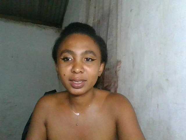 le modèle EvahMorgane est en webcam porno dans un show sur le site bongacams, il possède les tags suivants: Ebony,Brunette,Shaved