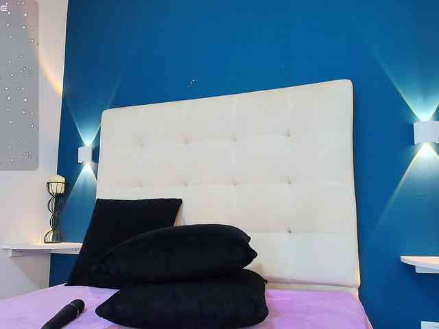 MiiaaCarter webcam