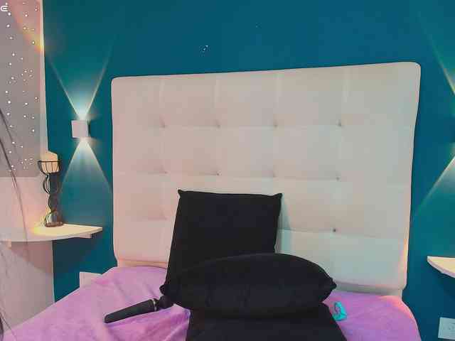 MiiaaCarter webcam