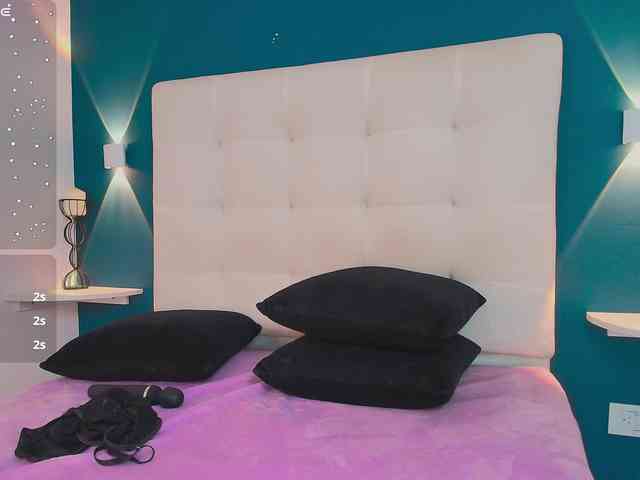 MiiaaCarter webcam