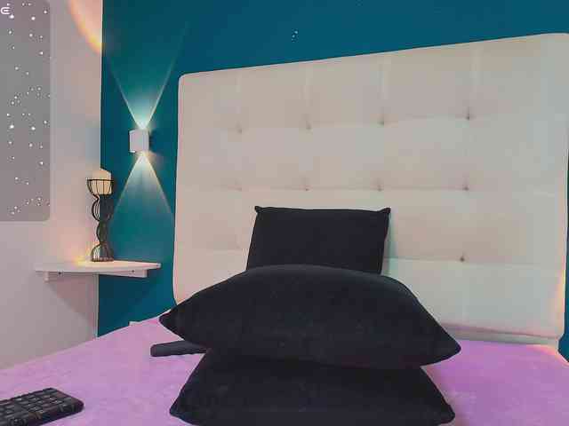 MiiaaCarter webcam