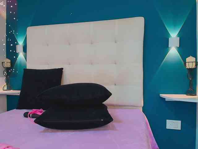 MiiaaCarter webcam