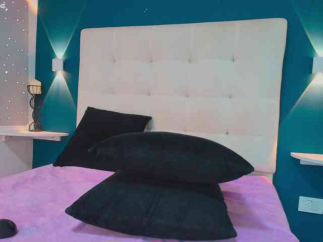 MiiaaCarter webcam