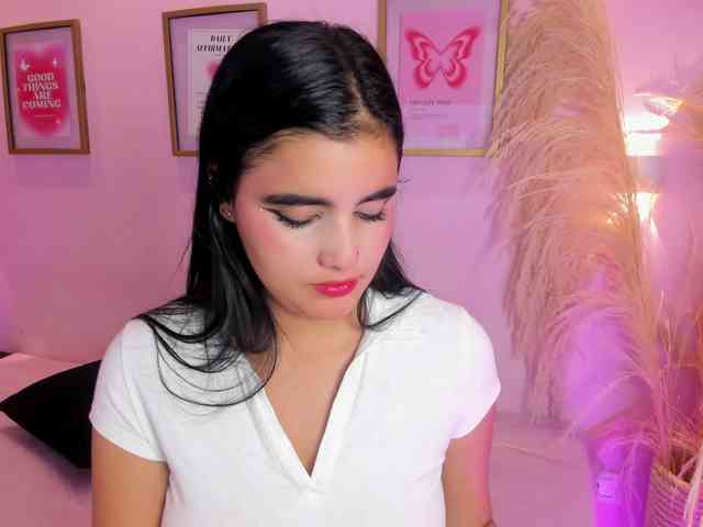 MiiaaCarter webcam