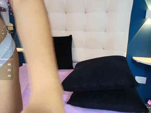 MiiaaCarter webcam