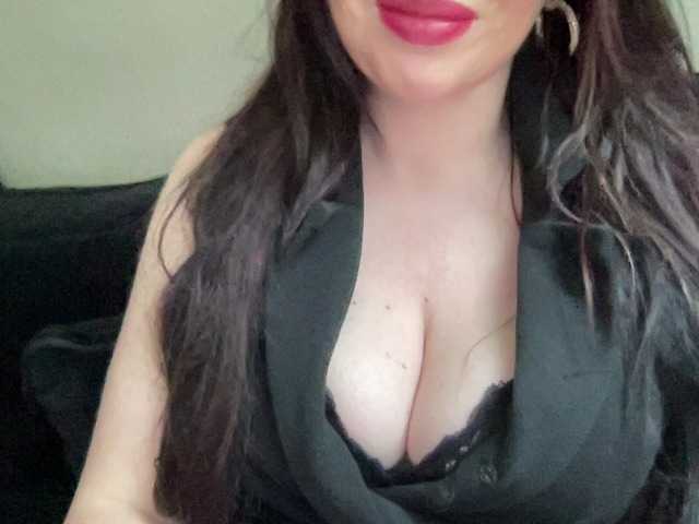 le modèle Djelina940 est en webcam porno dans un show sur le site bongacams, il possède les tags suivants: White/Caucasian,Brunette,Shaved