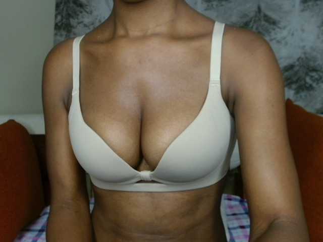 BlushAndMoan live cam preview