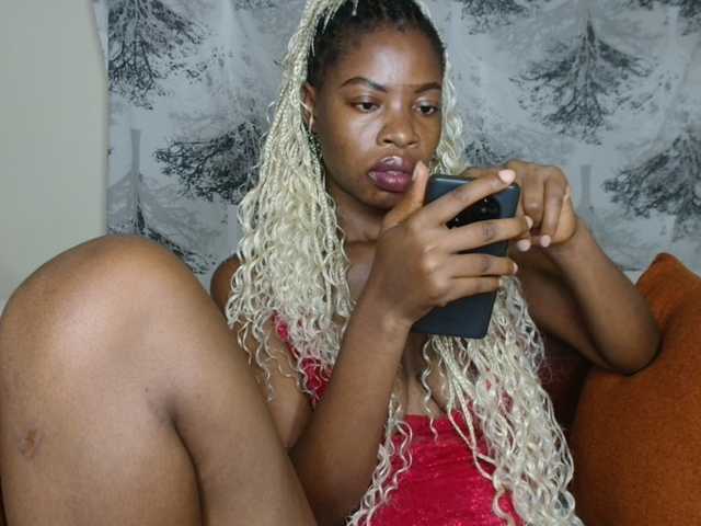 BlushAndMoan live cam preview