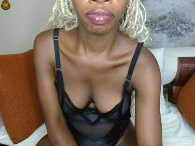 BlushAndMoan webcam