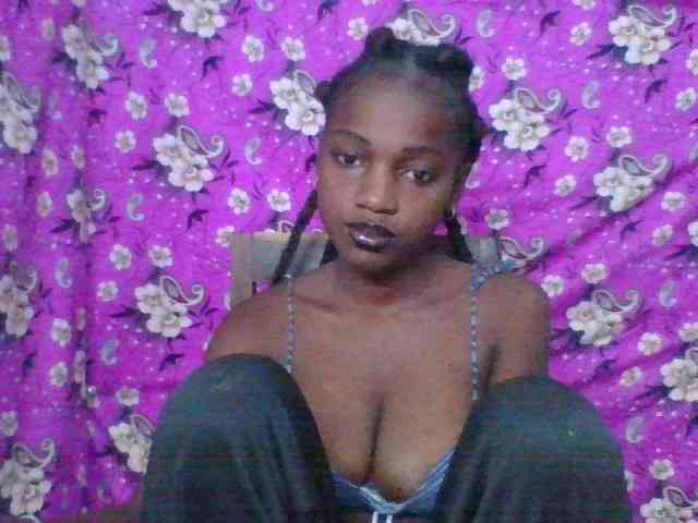 LovelyBlackGirl webcam