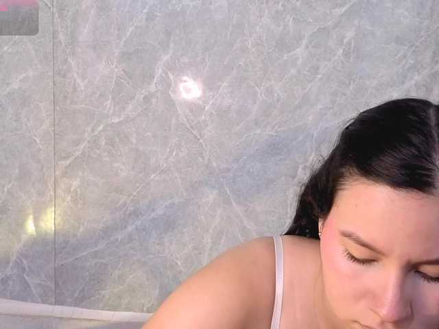 MIAREYS live cam on BongaCams