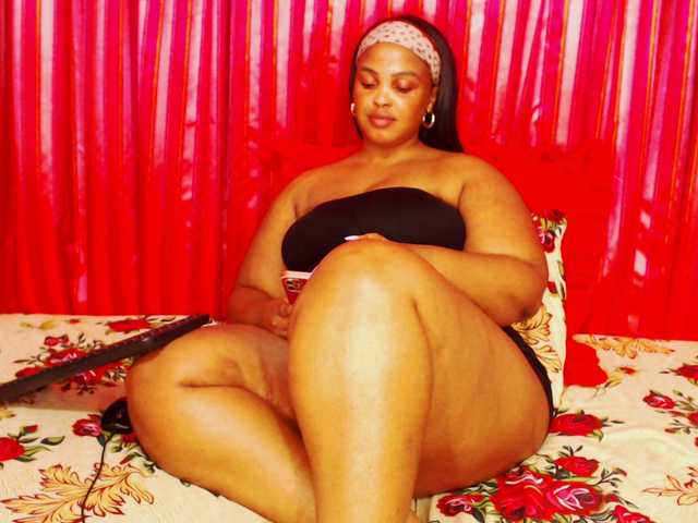 DivineBootyxxx's BongaCams show and profile