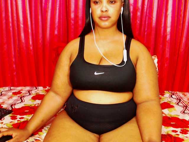 DivineBootyxxx live cam on BongaCams