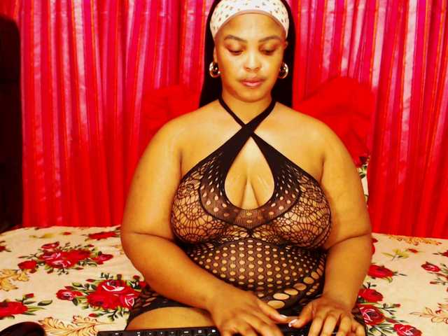 DivineBootyxxx live cam on BongaCams