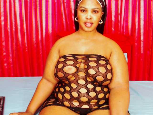 DivineBootyxxx live cam on BongaCams