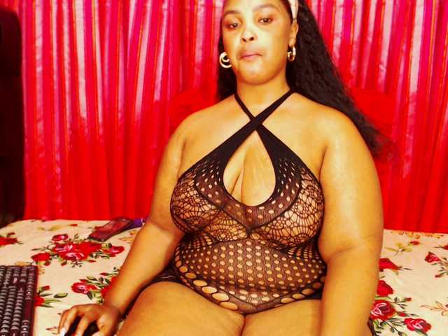 DivineBootyxxx live webcam show