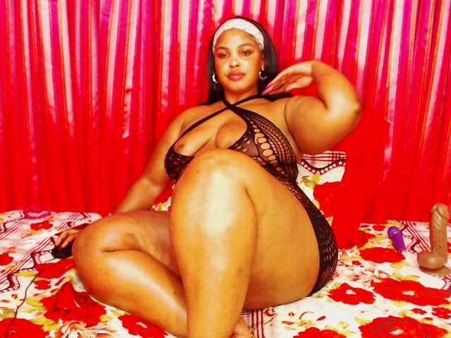 DivineBootyxxx live cam on BongaCams