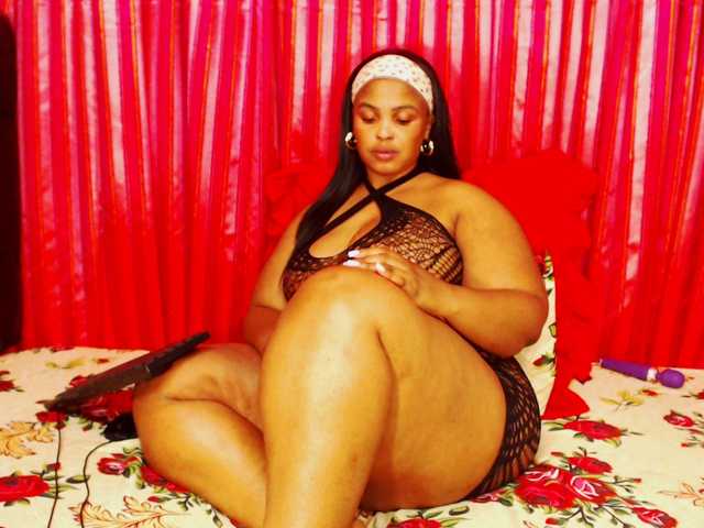 DivineBootyxxx live webcam show
