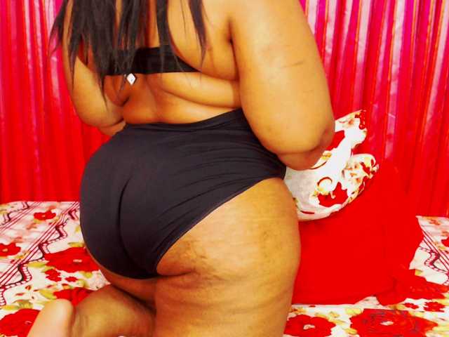 DivineBootyxxx live cam on BongaCams