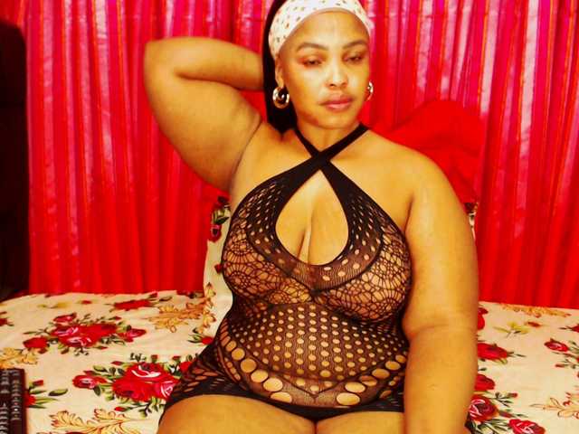 DivineBootyxxx live cam on BongaCams