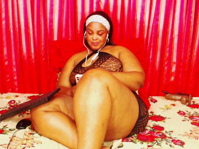 DivineBootyxxx live cam on BongaCams