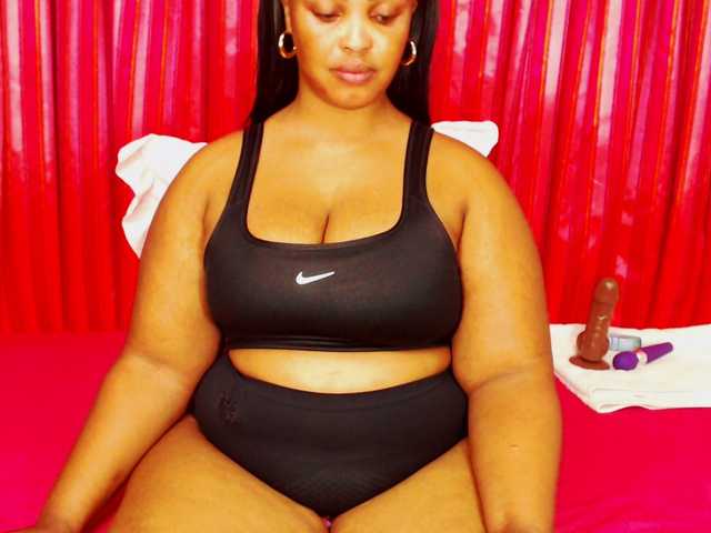 DivineBootyxxx's BongaCams show and profile