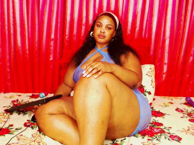 DivineBootyxxx live webcam show