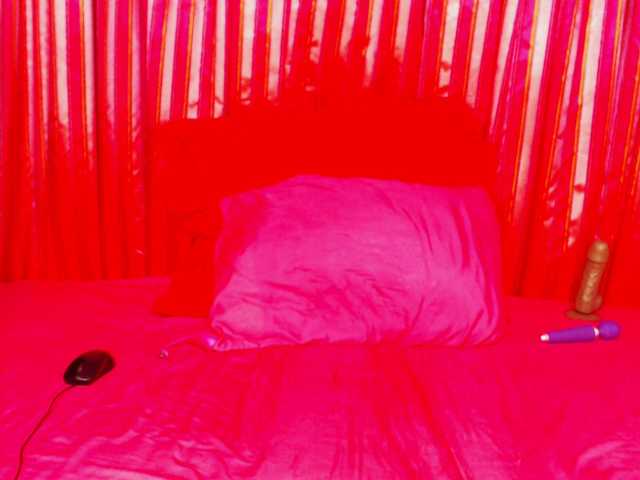 DivineBootyxxx webcam