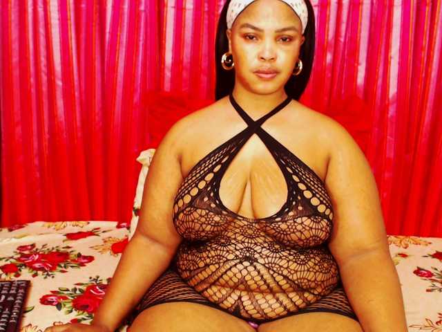 DivineBootyxxx live cam on BongaCams