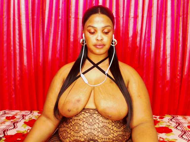 DivineBootyxxx live cam on BongaCams