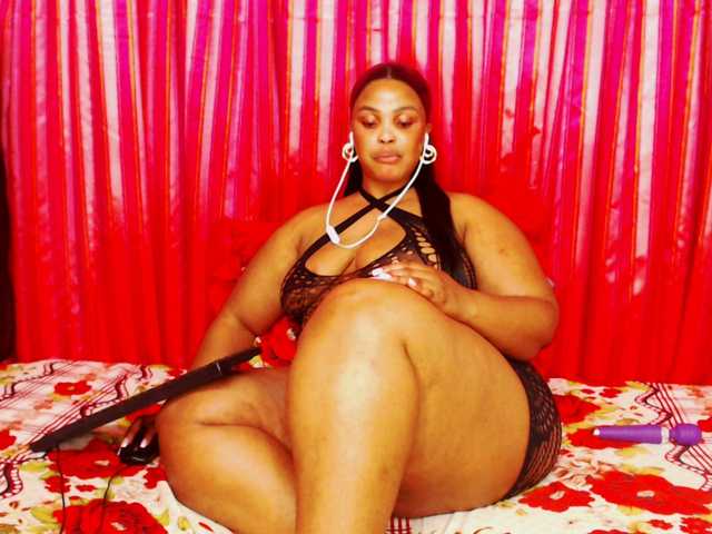 DivineBootyxxx live cam on BongaCams