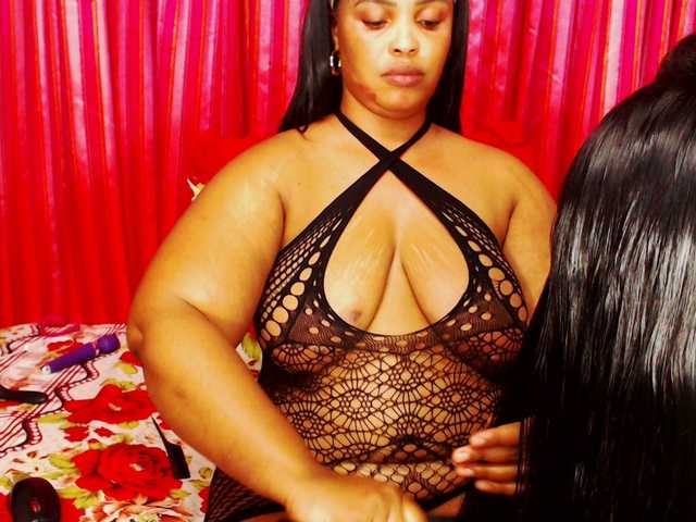 DivineBootyxxx live cam on BongaCams