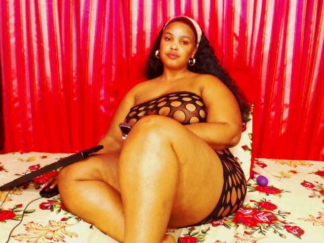 DivineBootyxxx live webcam show