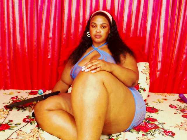DivineBootyxxx live webcam show