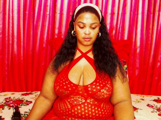 DivineBootyxxx live webcam show