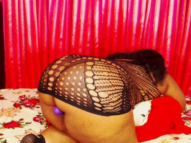 DivineBootyxxx live cam on BongaCams
