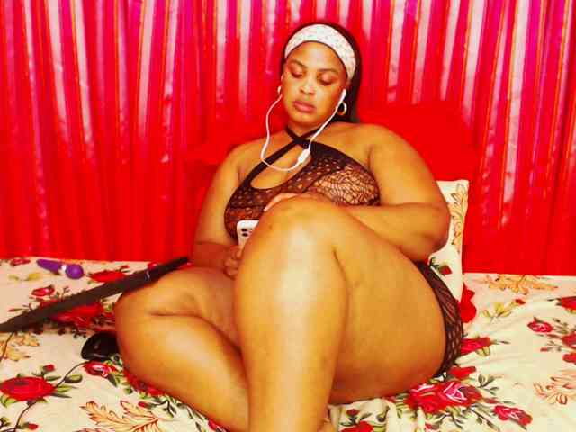 DivineBootyxxx webcam