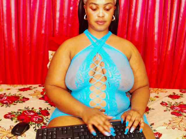 DivineBootyxxx webcam