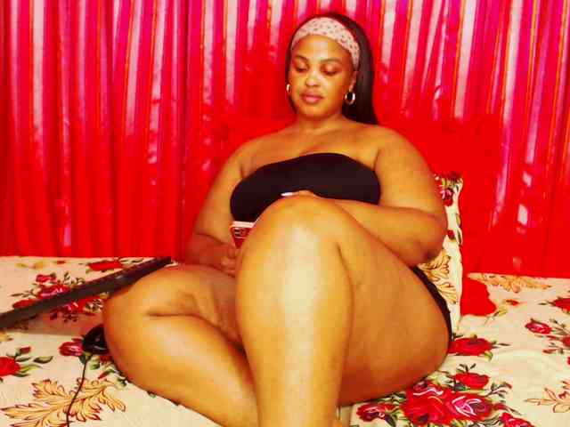 DivineBootyxxx webcam