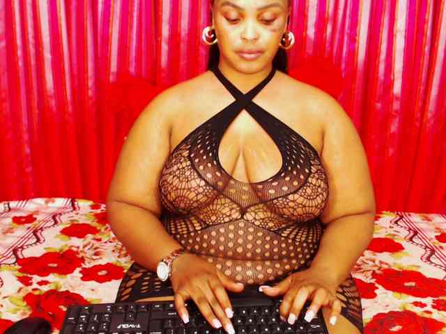 DivineBootyxxx webcam
