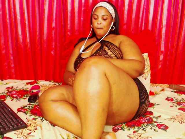 DivineBootyxxx webcam