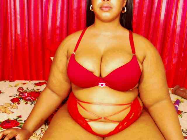DivineBootyxxx webcam