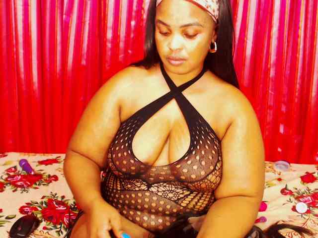 DivineBootyxxx webcam