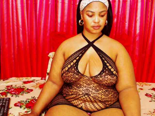 DivineBootyxxx Live Webcam on BongaCams