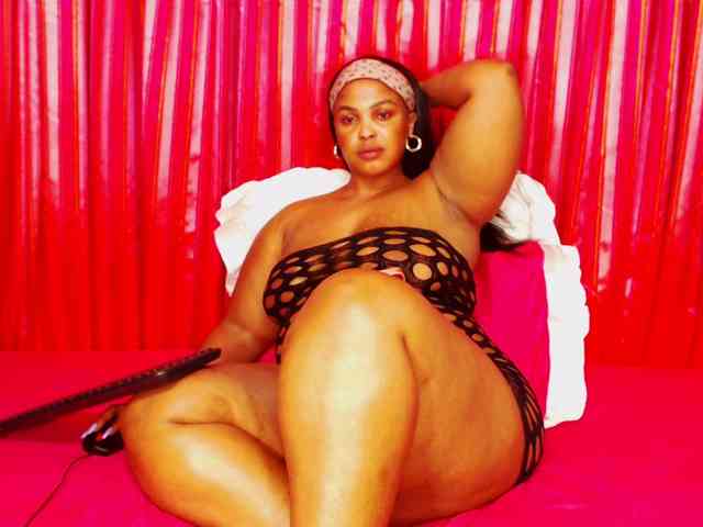 DivineBootyxxx webcam