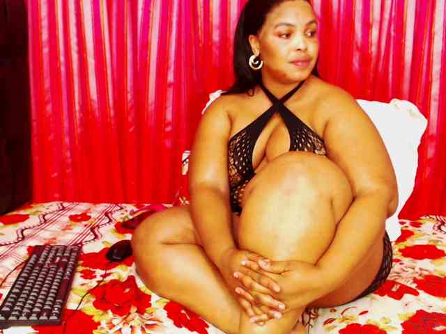 DivineBootyxxx webcam