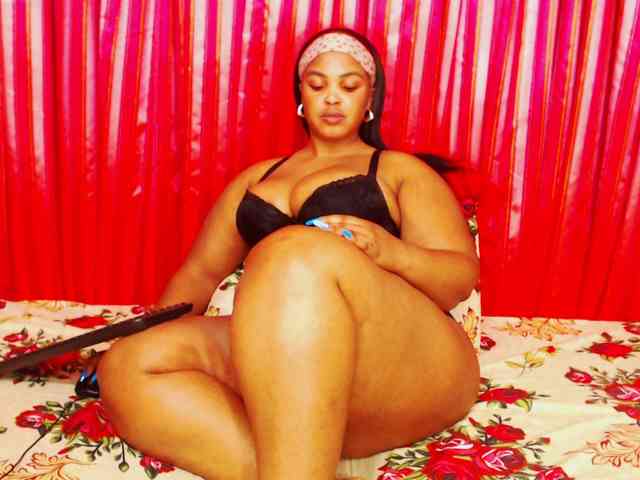 DivineBootyxxx webcam
